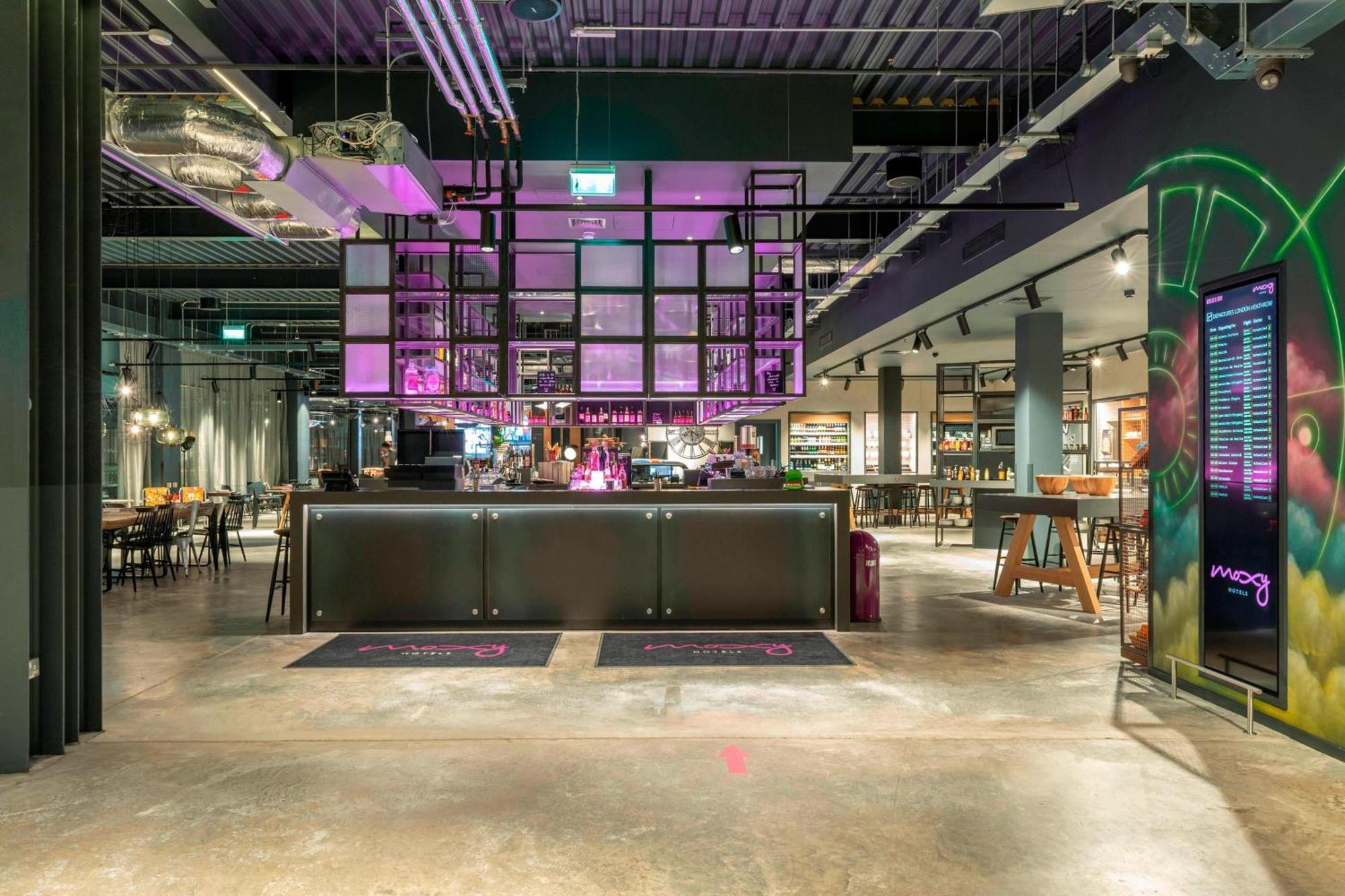 Moxy London Heathrow Airport Отель Хаунслоу