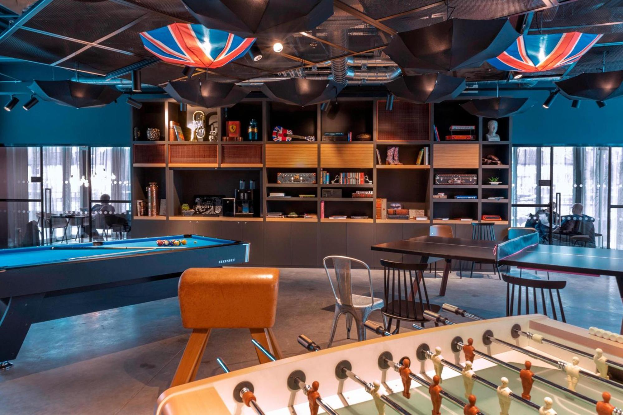 Отель Moxy London Heathrow Airport Хаунслоу