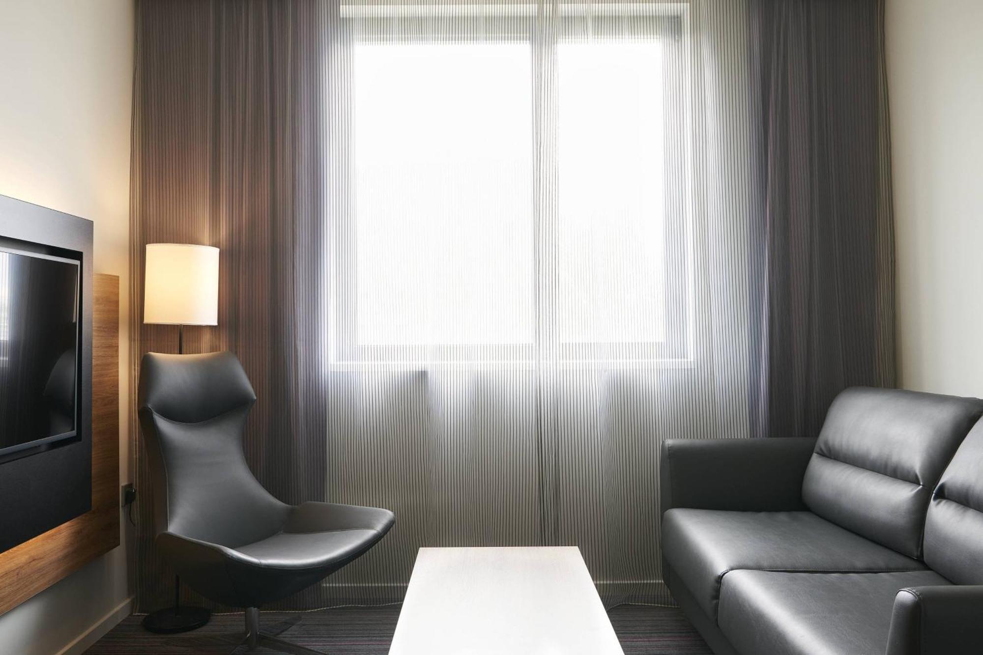 Moxy London Heathrow Airport Хаунслоу