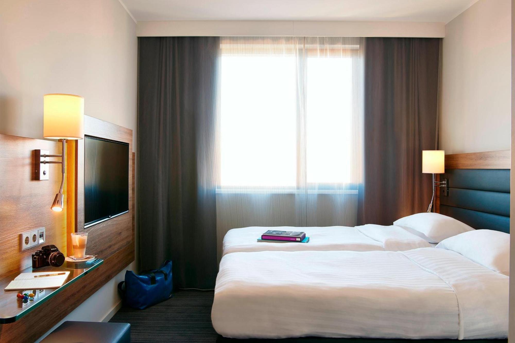 Moxy London Heathrow Airport 4* Хаунслоу