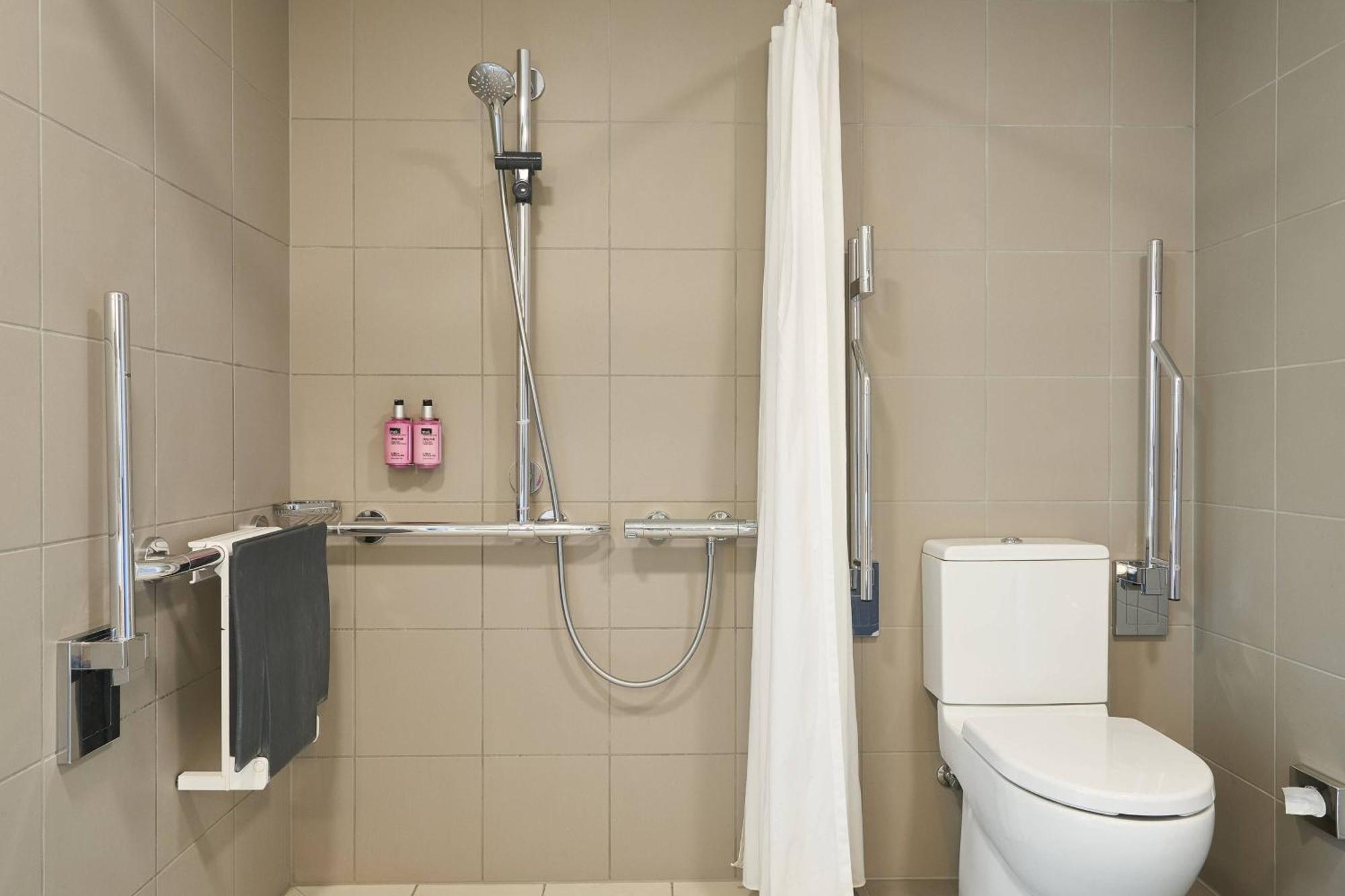 Moxy London Heathrow Airport