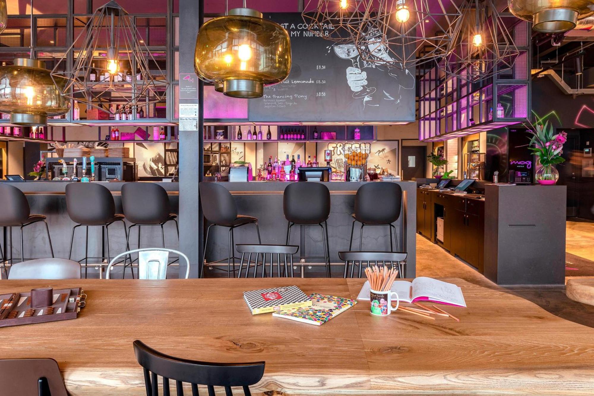 Отель Moxy London Heathrow Airport Хаунслоу