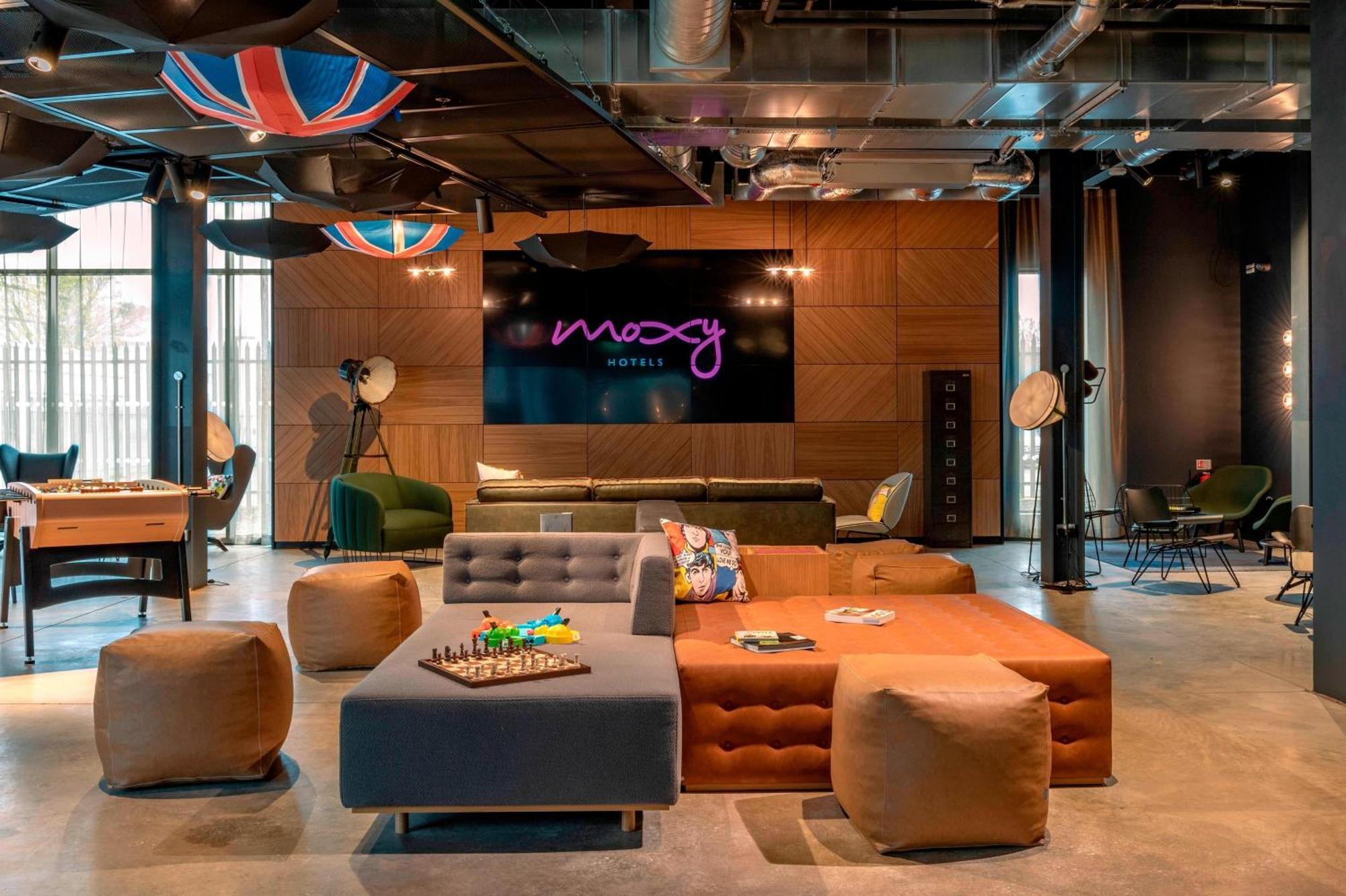 Moxy London Heathrow Airport 4*