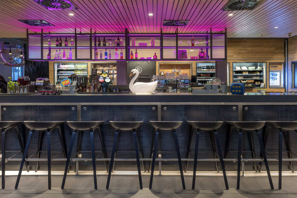 Отель Moxy London Heathrow Airport Хаунслоу