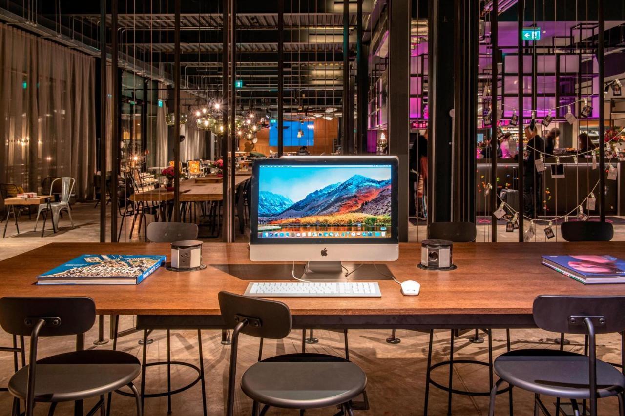 Hotel Moxy London Heathrow Airport 4*