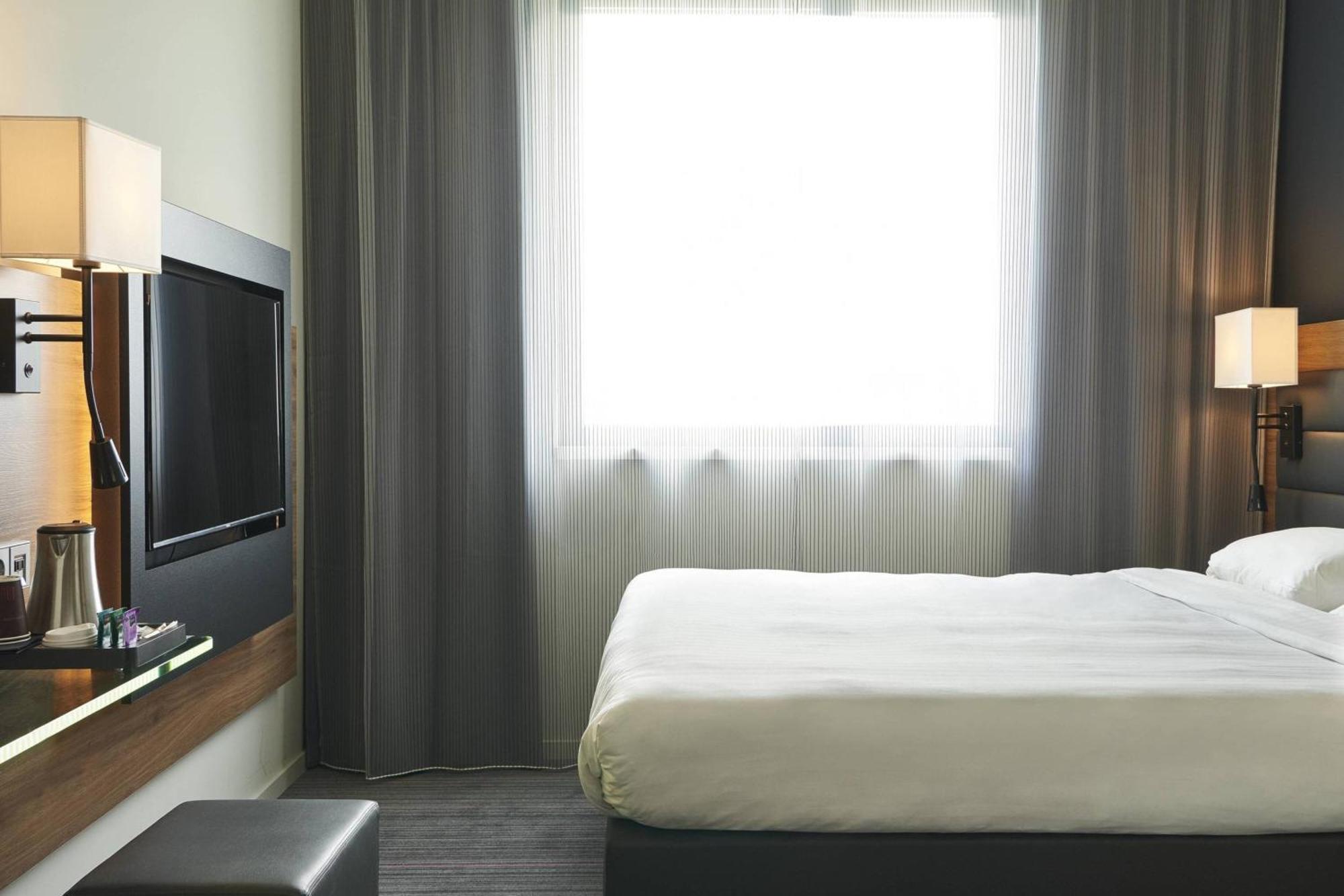 Moxy London Heathrow Airport 4*