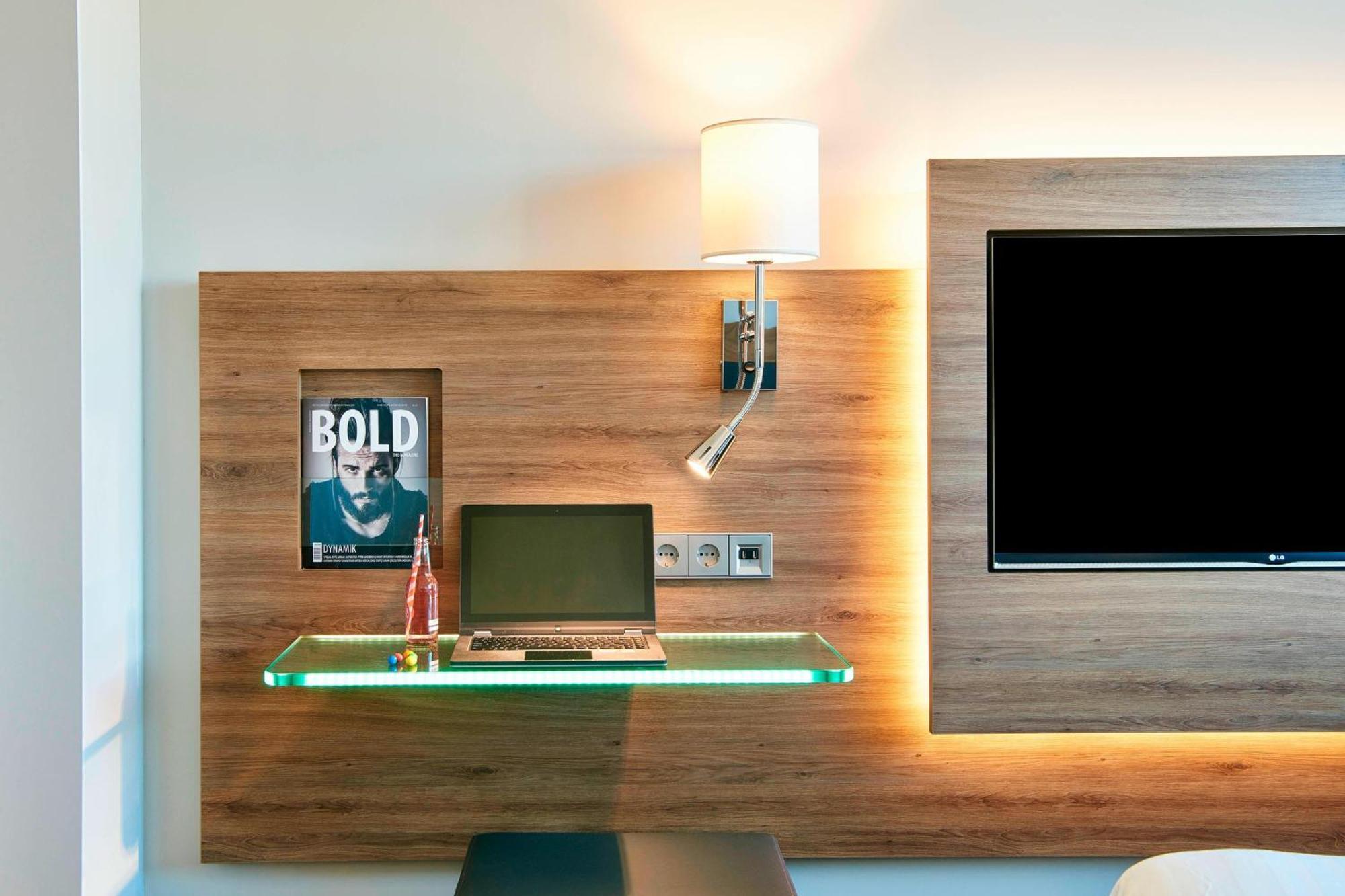 Hotel Moxy London Heathrow Airport 4*