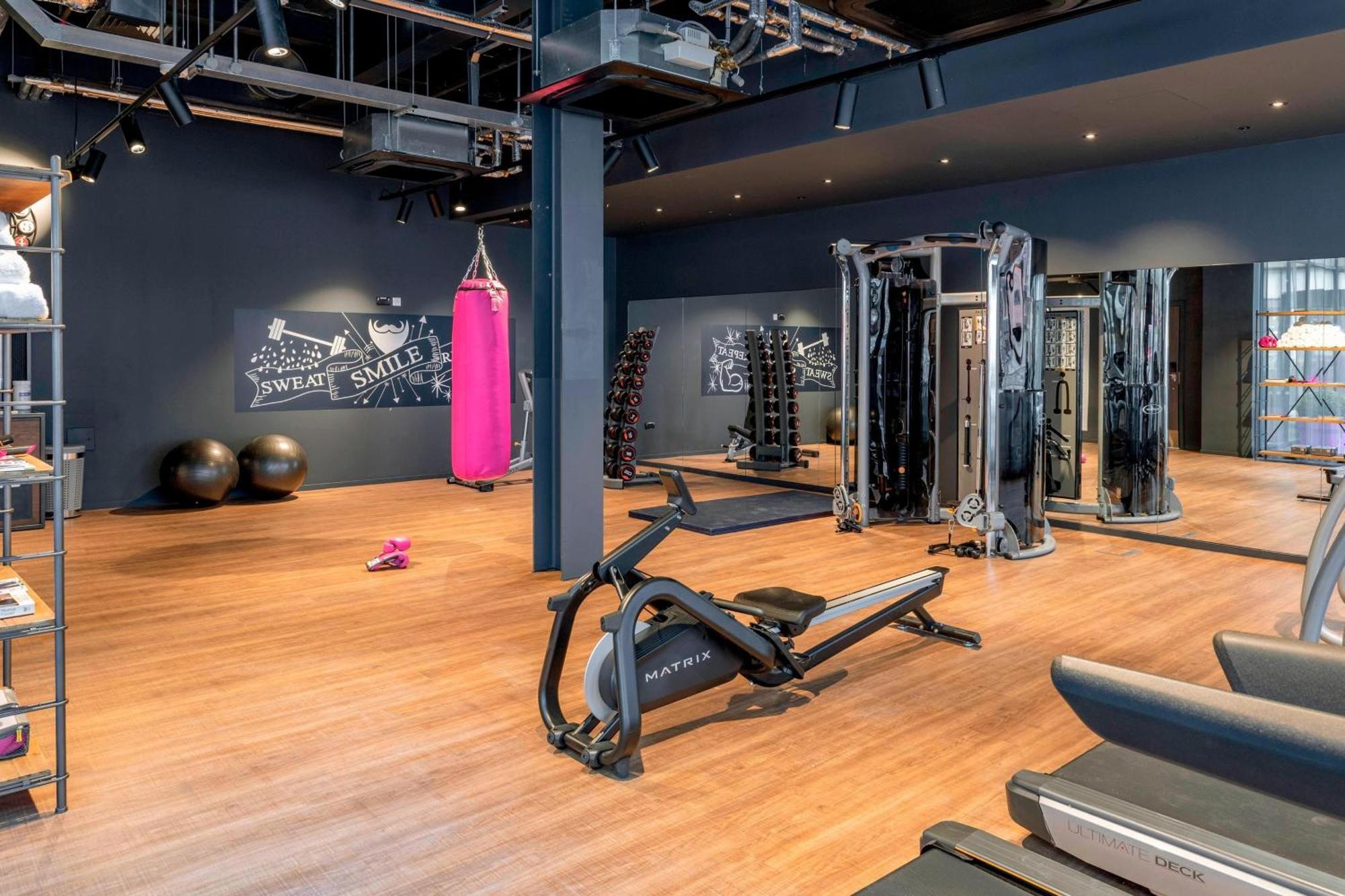 Moxy London Heathrow Airport 4*